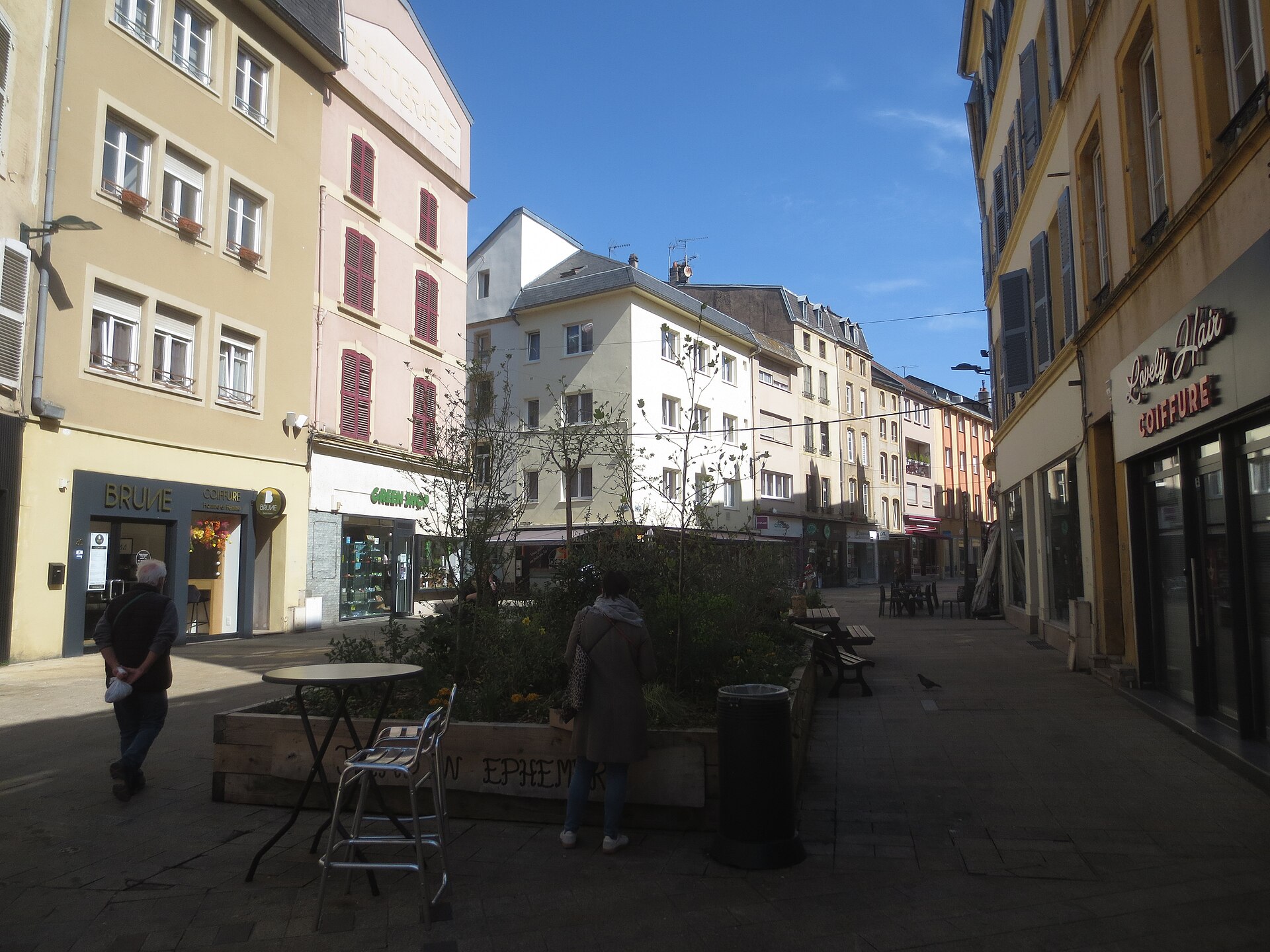 Place piétonne du centre-ville de Thionville et ses façades colorées