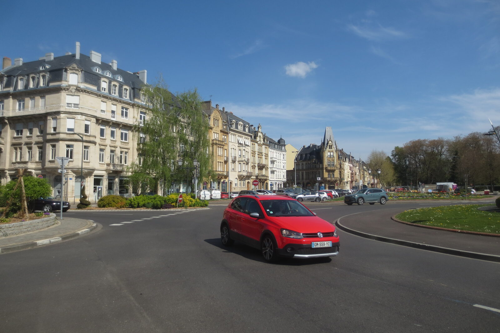 Les façades bourgeoises d'un boulevard résidentiel de Thionville.