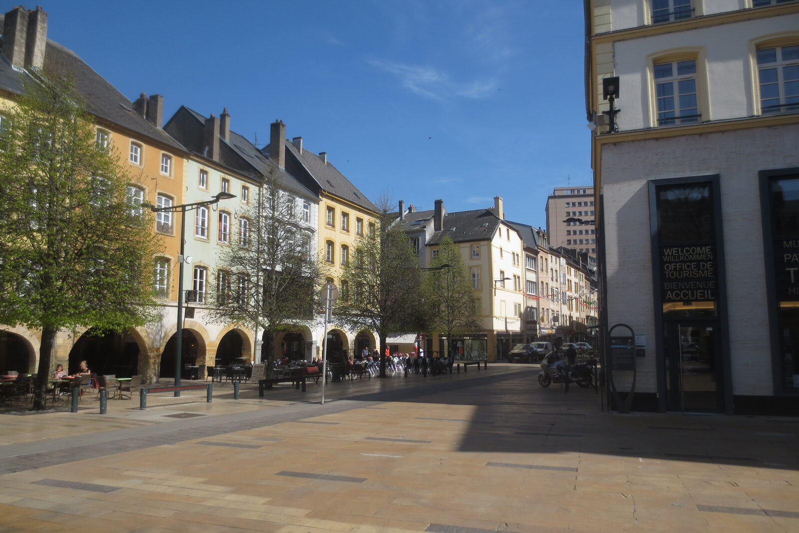 Les arcades et les terrasses du centre-ville de Thionville, un après-midi de printemps.