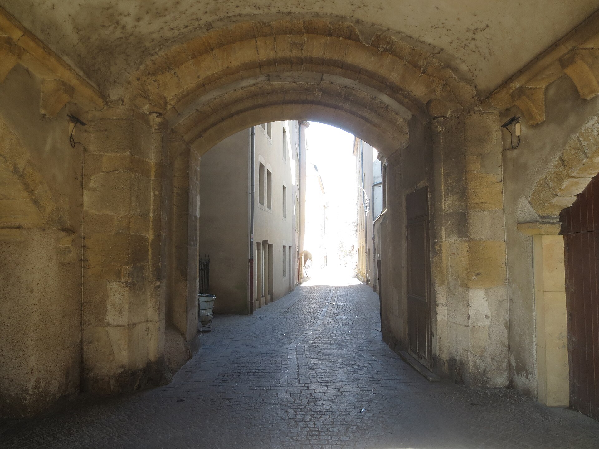 Passage voûté en pierre dans la vieille ville de Thionville